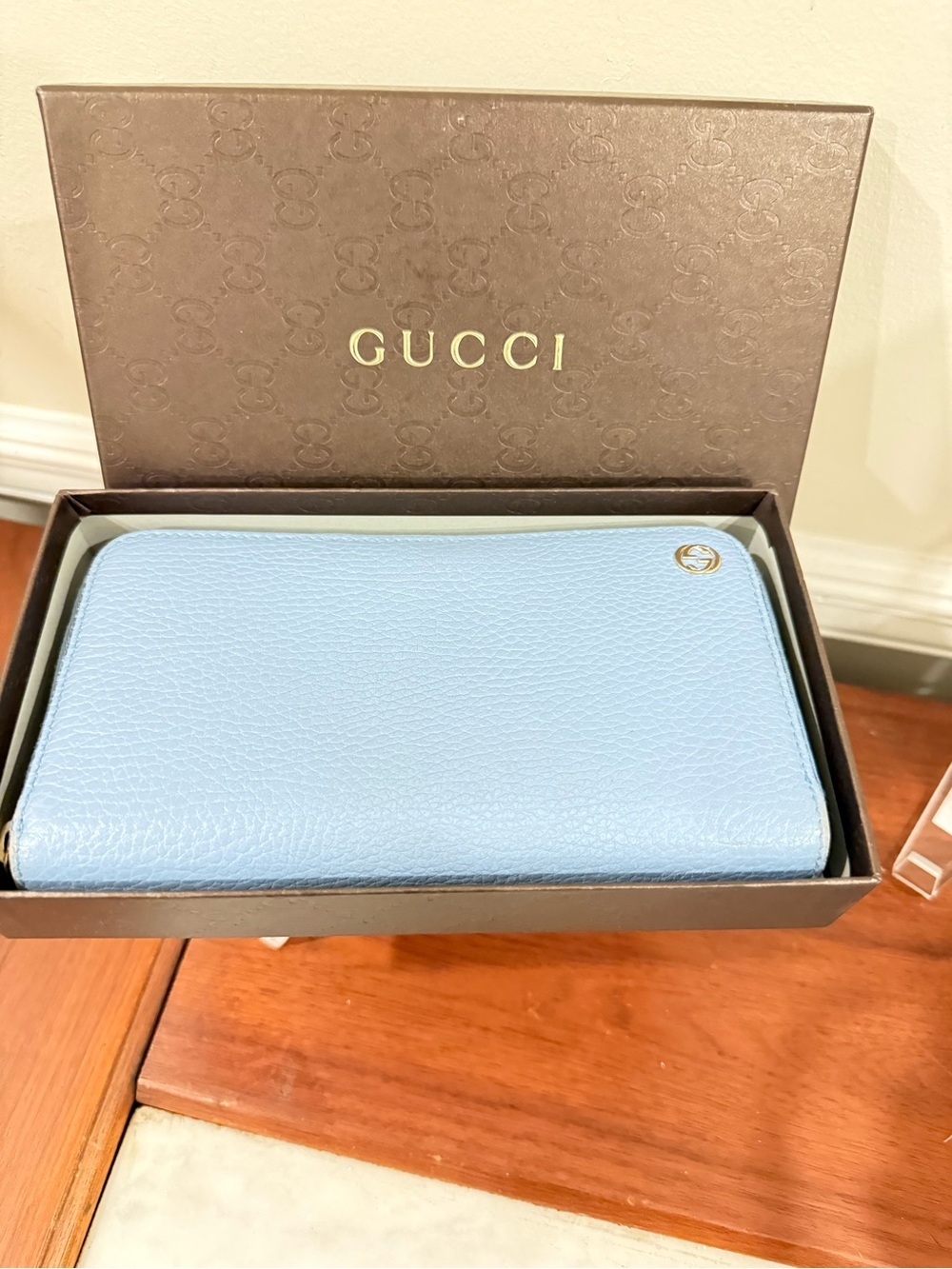 Authentic Gucci Light Blue Leather Zip-Around Wallet Set